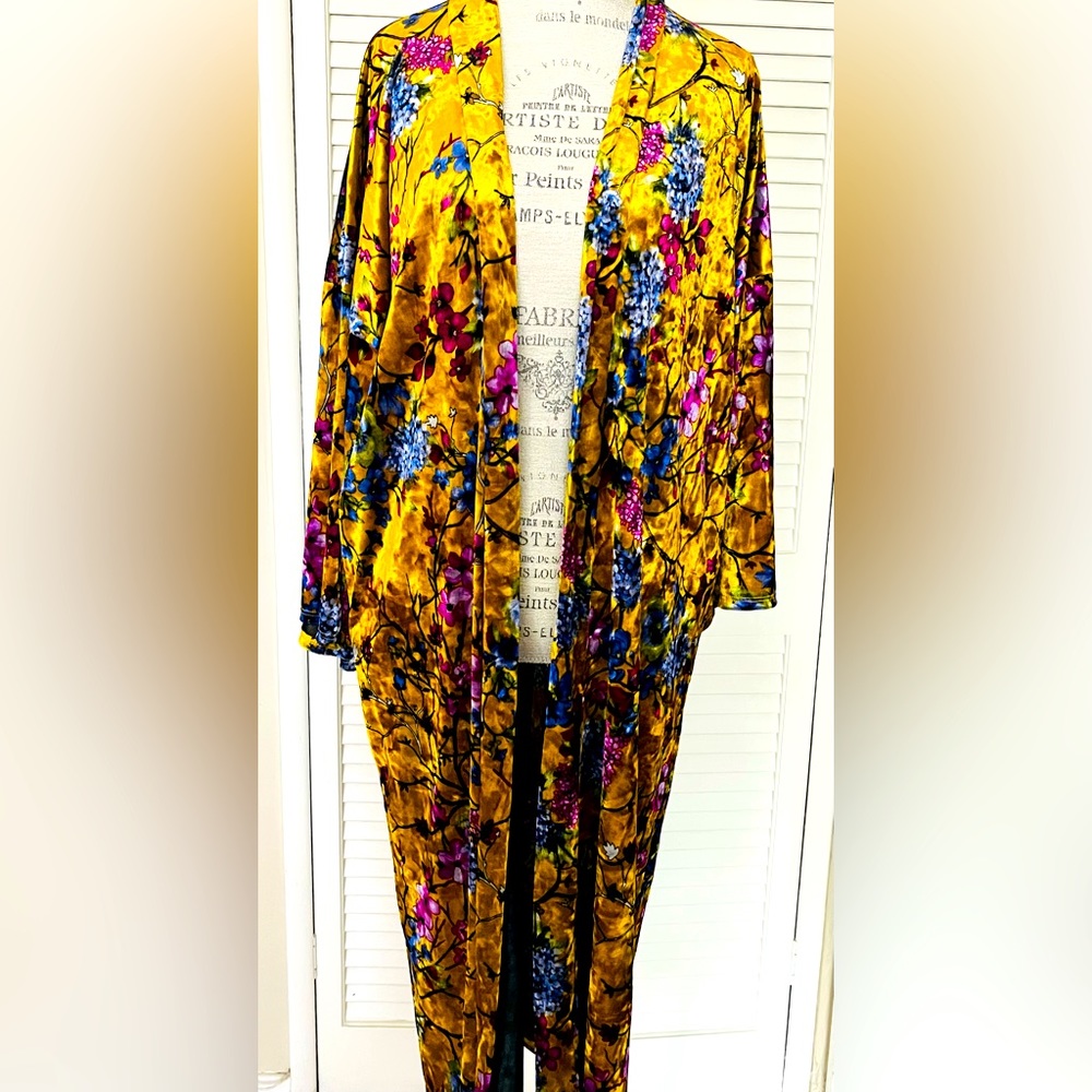 LOVE IN. Womens’ Vintage Velvet Floral Long Kimono